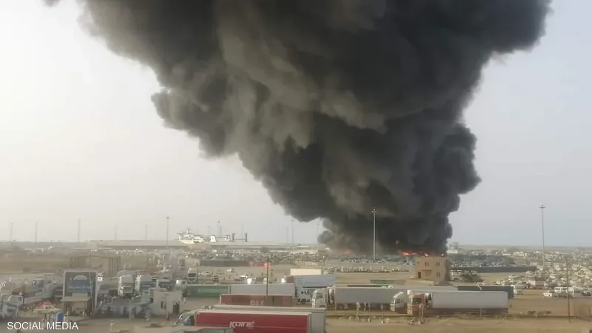 بالفيديو.. حريق ضخم يلتهم مئات الطرود في ميناء سواكن السوداني