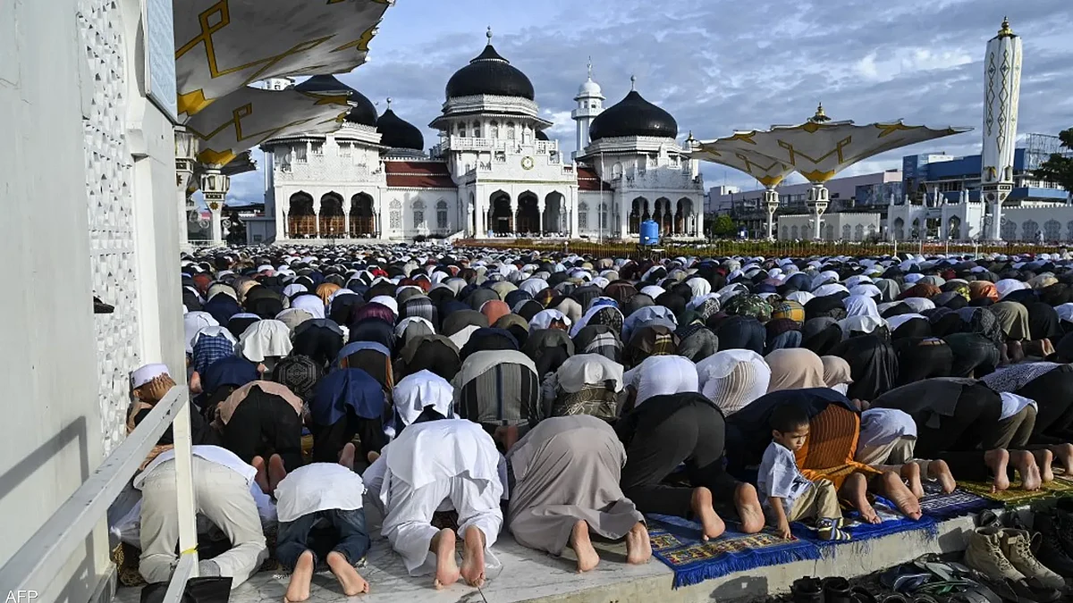 شاهد.. المسلمون يؤدون صلاة عيد الفطر في عدة دول حول العالم