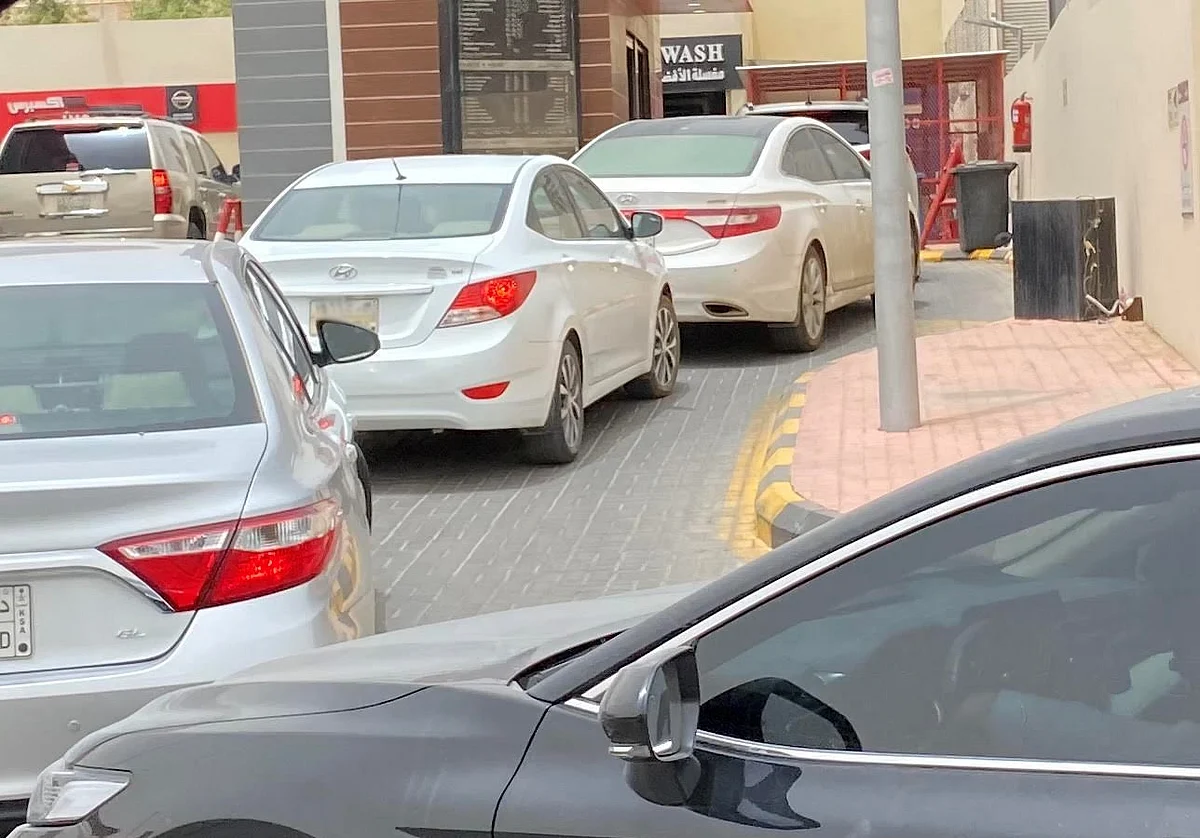 طوابير السيارات "الصباحية" أمام أكشاك القهوة.. "هوس" أم "برستيج" شبابي مستورد؟
