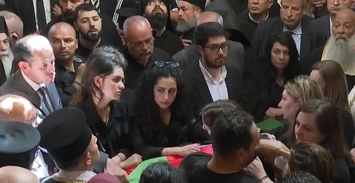 جيش الاحتلال يشن هجومًا عنيفًا على موكب تشييع جثمان الصحفية شيرين أبو عاقلة