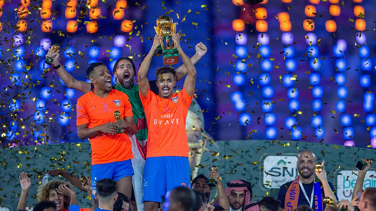 الفيحاء يحتفي مساء اليوم بالكأس وسط جماهيره.. إشادات واسعة بفوزه التاريخي بكأس الملك