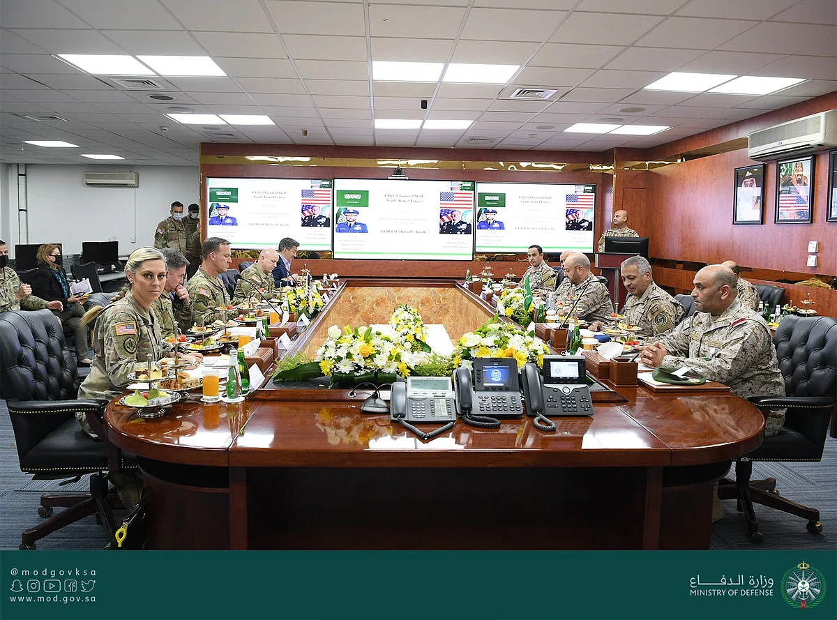 "الرويلى" يناقش مع قائد القيادة المركزية الأمريكية دعم علاقات التعاون العسكري