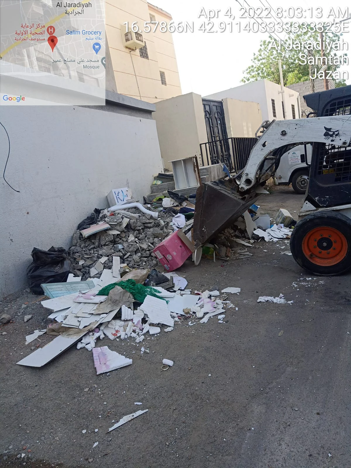 بالصور.. رفع 40 ألف متر مكعب من مخلفات البناء والهدم بمحافظة صامطة