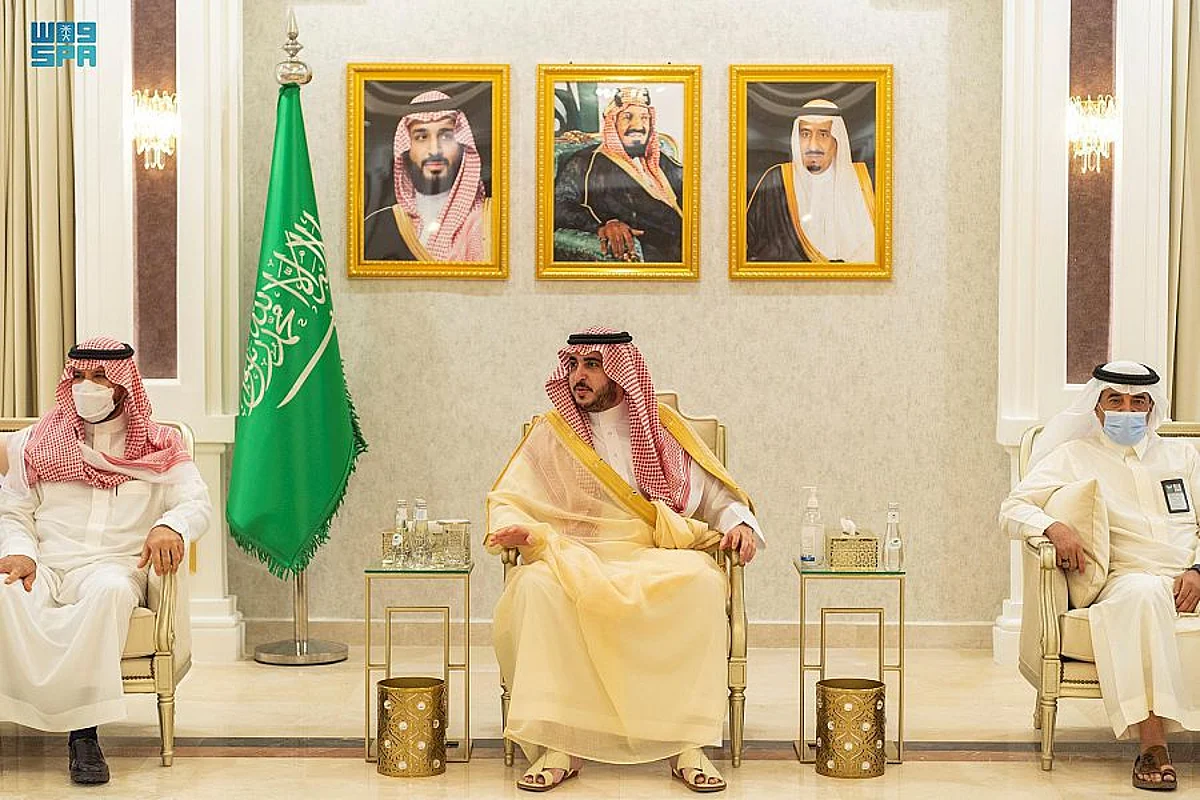 أمير الجوف يؤكّد أهمية التميز والتطوير المستمر للأداء في مختلف الإدارات