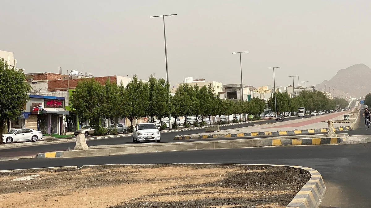 شاهد.. تعثر جديد لمشروع تطوير الجزيرة الوسطية بشارع 64 بالشرائع