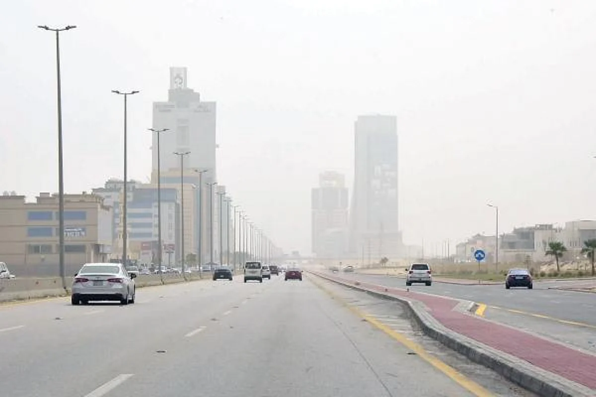 "الأرصاد" يُنبِّه الشرقية: عوالق ترابية مع تدنٍّ في مدى الرؤية الأفقية