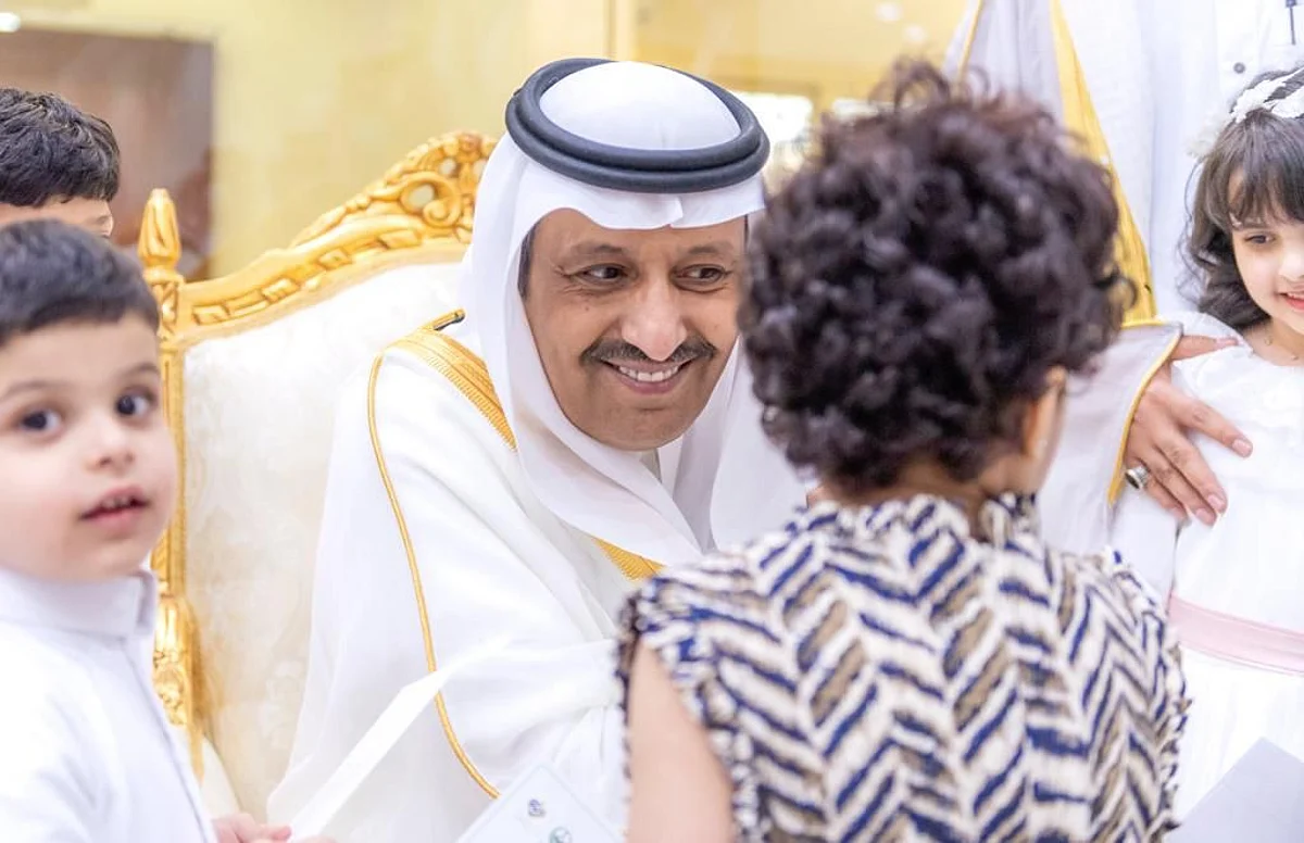 قدّم عيدية خاصة.. أمير الباحة يزور جمعية "أكناف" ويلتقي الأطفال اليتامى