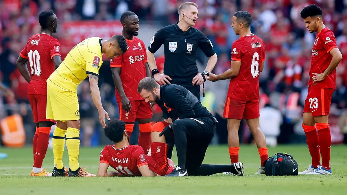 ضربة موجعة لـ"الريدز".. إصابة محمد صلاح في نهائي كأس إنجلترا