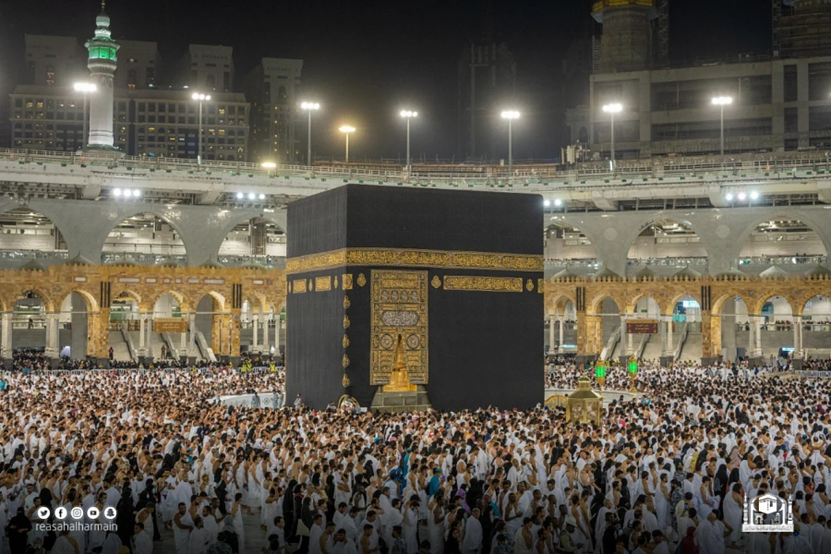 أكثر من ١٨٠٠ جولة رقابية لمتابعة الخدمات داخل المسجد الحرام