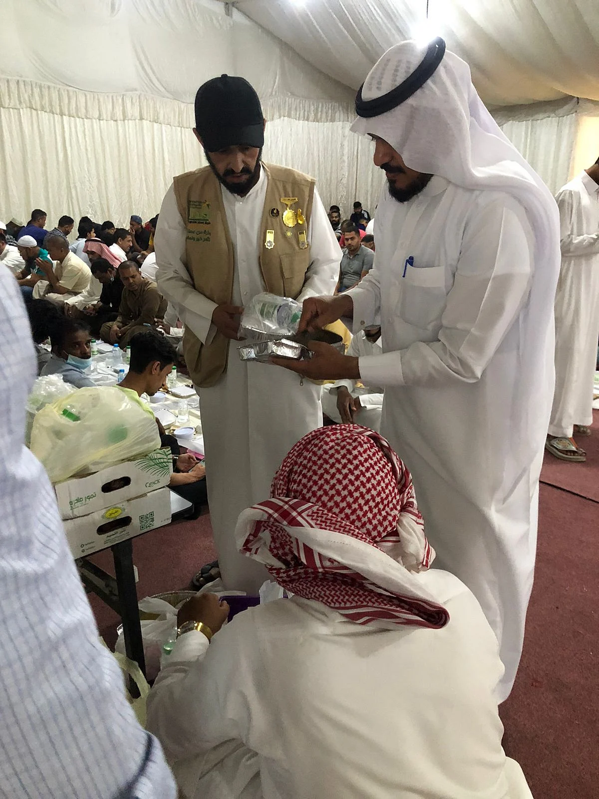 شاهد.. هكذا كان فن إدارة العمل بتفطير الصائم بمخيم "توعية" شمال حائل