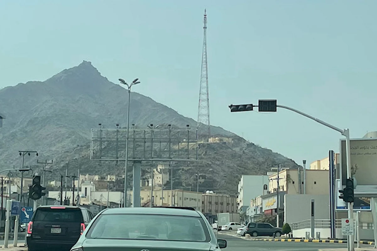 خطر وارتباك.. شاهد "الإشارة اليتيمة" تعود مجددًا للمجاردة بنصف إضاءة!