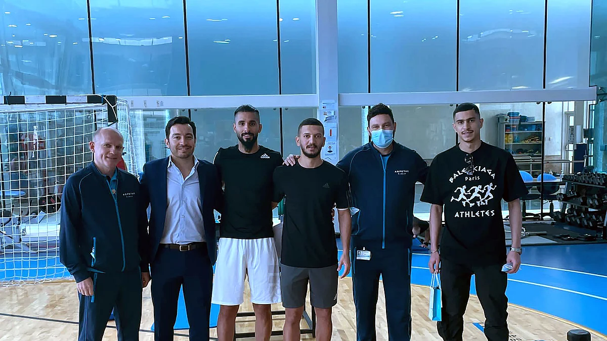 طبيب الهلال يطمئن على الثلاثي .. ويتابع سير برنامج العلاج في قطر