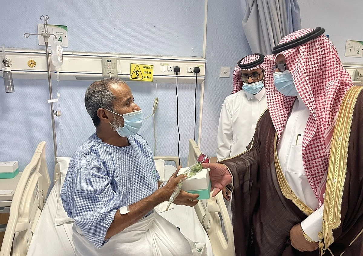 محافظ شرورة يعايد المنومين بمستشفى المحافظة