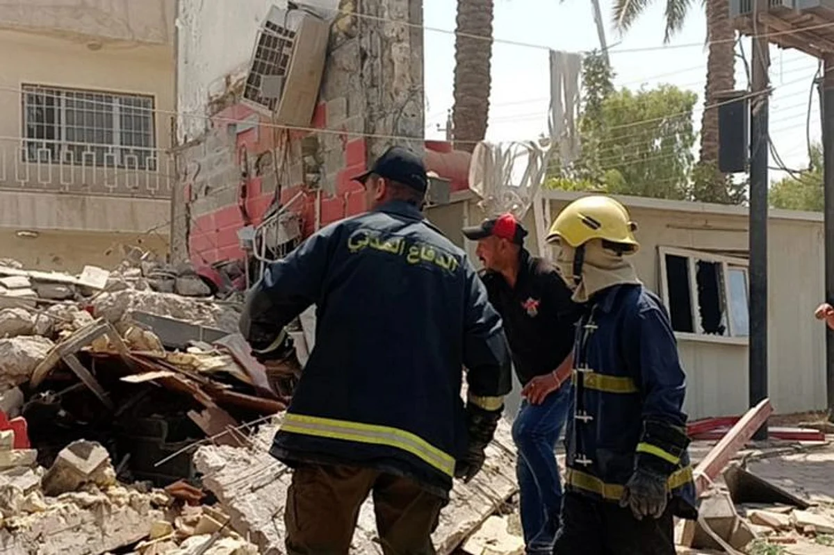 قُرب مجمع الوزراء ببغداد.. مطعم ينهار ويحاصر أشخاصًا تحت أنقاضه