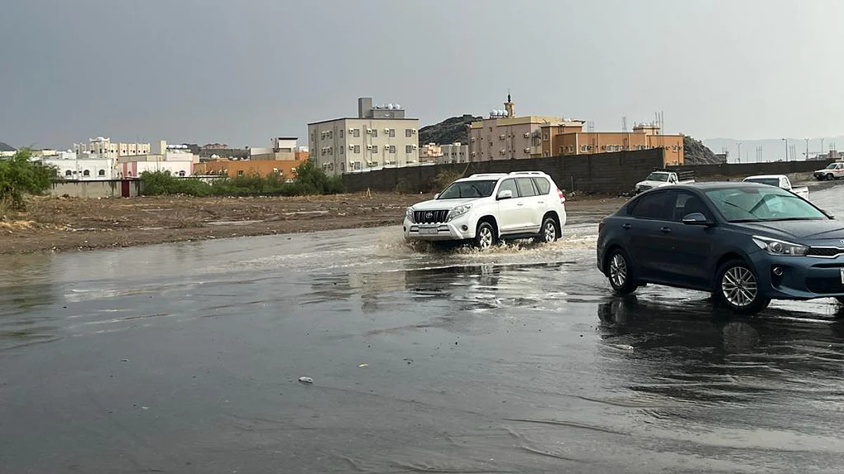 شاهد..أمطار غزيرة تُسيل "أودية محايل" ومسافرون يوثقون الشلالات