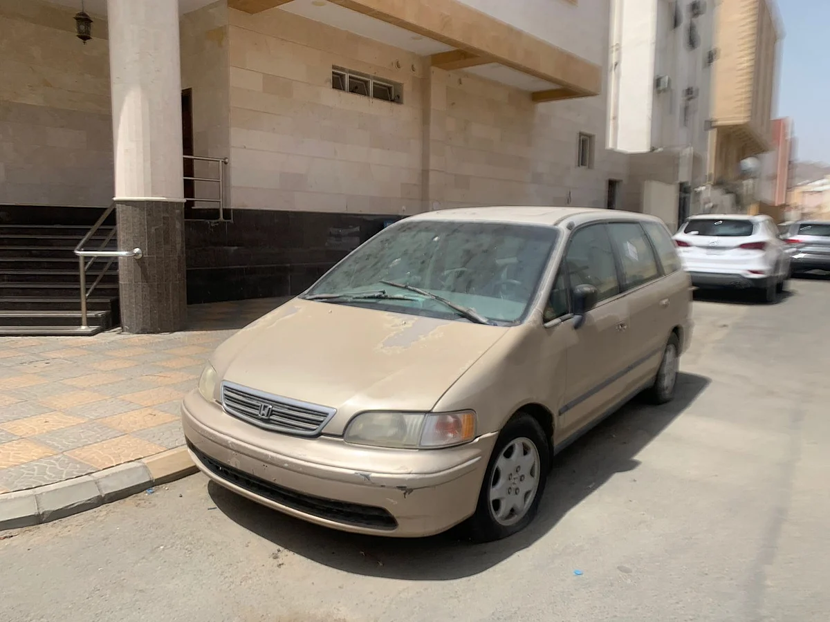 تَقْبَع لأشهرٍ بلا لوحات.. شاهد "المركبة المثيرة للتساؤلات" بمكة!