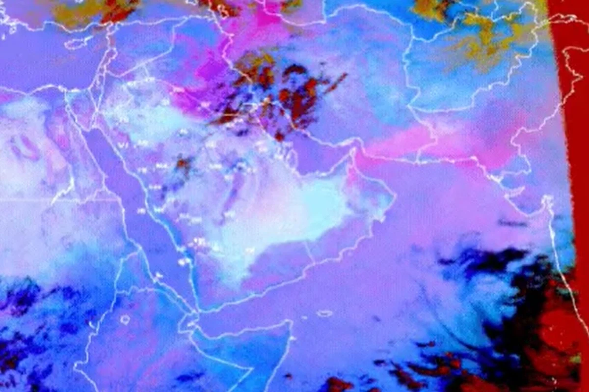 صورة للأقمار الصناعية توضح مسار العاصفة الترابية على أجواء المملكة