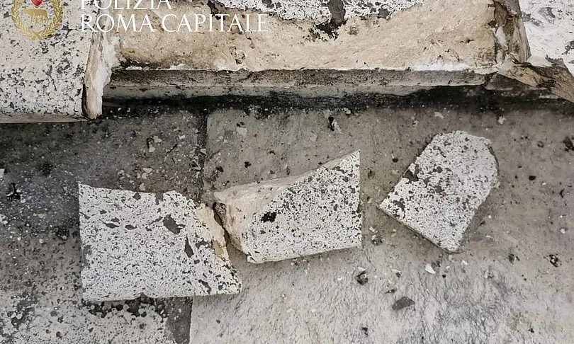 فيديو.. مُدرجة على قائمة "اليونيسكو"، ما هي "السلالم الإسبانية" التي أوقفت بسببها السلطات الإيطالية سائحاً سعودياً في روما 2 فيديو.. مُدرجة على قائمة "اليونيسكو"، ما هي "السلالم الإسبانية" التي أوقفت بسببها السلطات الإيطالية سائحاً سعودياً في روما 2 14/5/2022 - 4:37 م