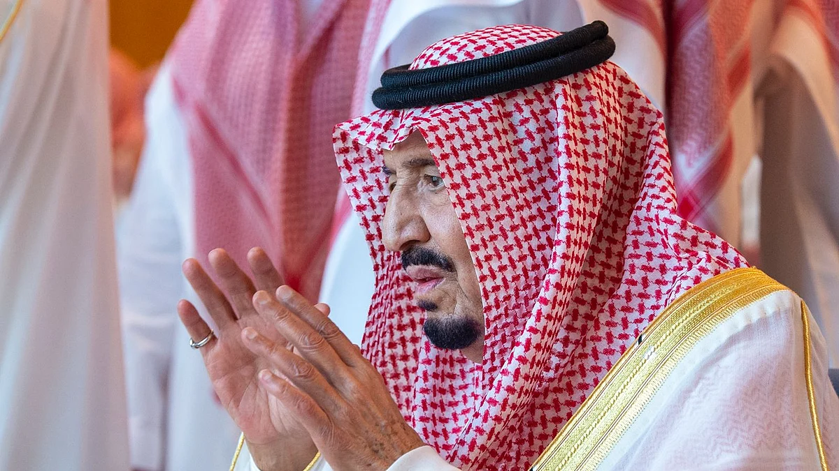 الملك سلمان بن عبد العزيز يؤدي صلاة العيد بالمسجد الحرام