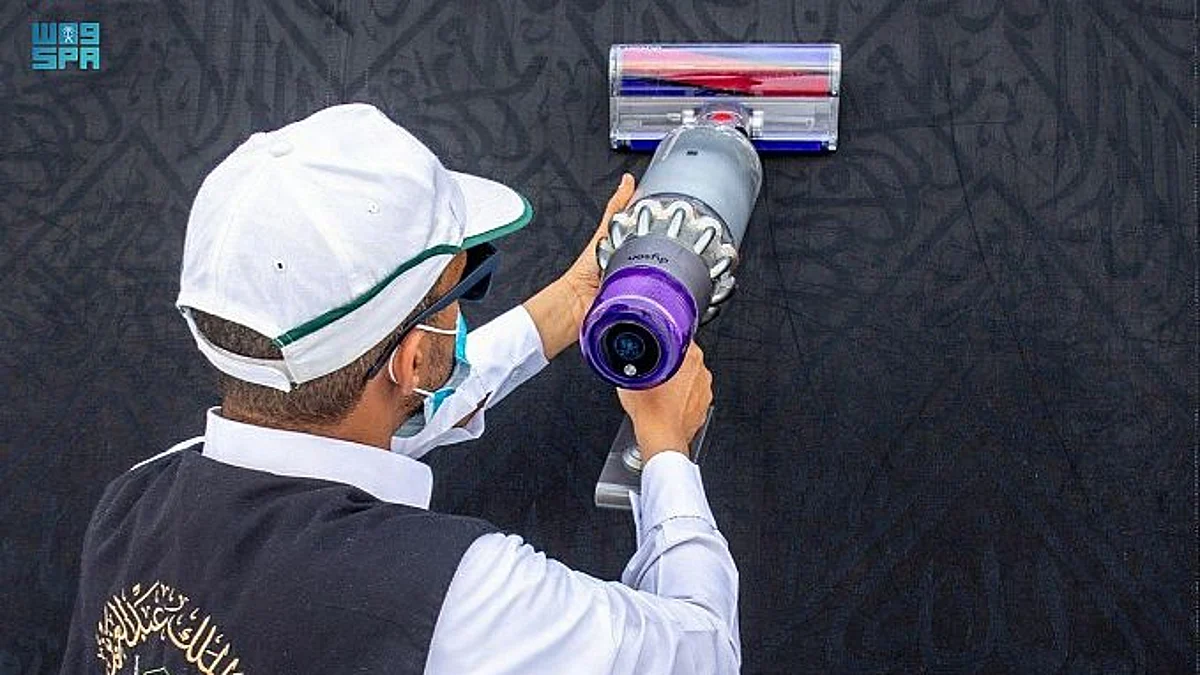 مكينة تنظيف ذكية لتطهير ثوب الكعبة المشرفة