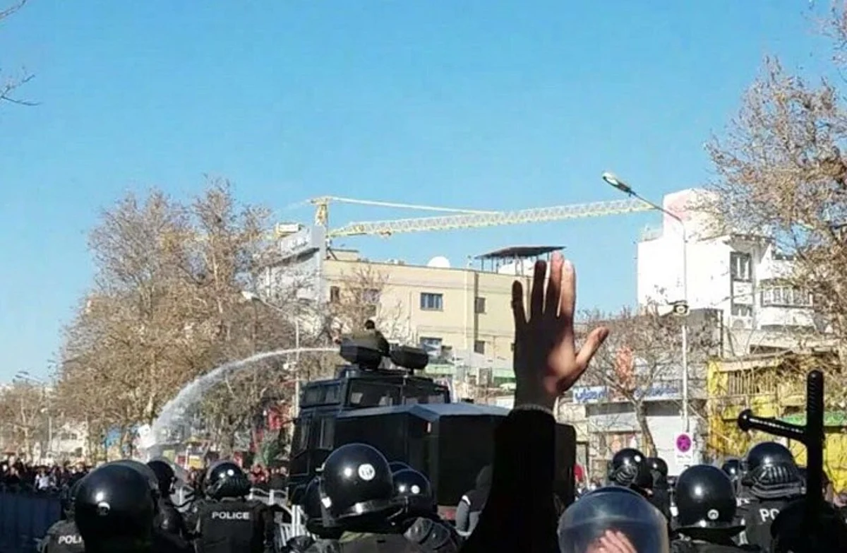 الأمن الإيراني يعتقل المزيد من المتظاهرين مع استمرار الاحتجاجات في عدة مدن