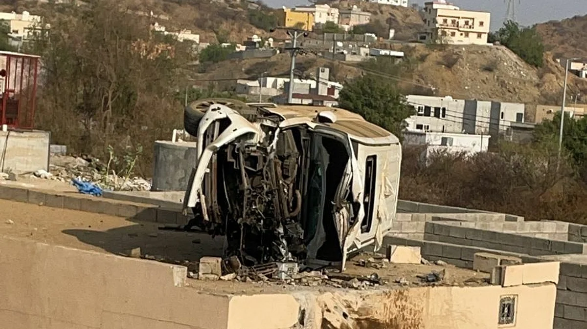 انحرفت وتدحرجت.. حادثٌ غريب ينتهي باعتلاء مركبة سطح منزل بالعيدابي
