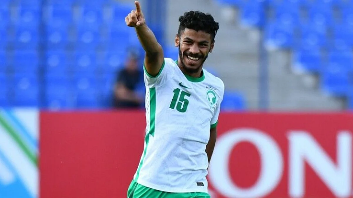 لاعب الأخضر الأولمبي "العيسى": هذا الثنائي زاد من تكامل فريقنا.. ونعد بتحقيق الكأس