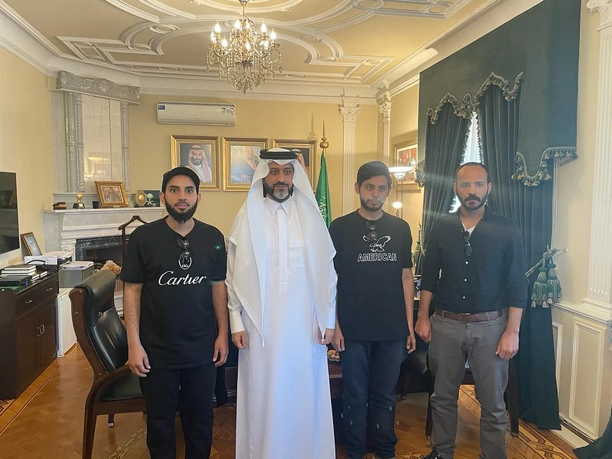 باكو.. "ابن خضير" يستقبل "السعوديين الـ3 منقذي الأذربيجاني" ويشيد ببطولتهم