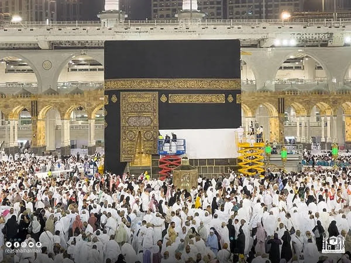 بالصور.. "شؤون الحرمين" ترفع ثوب الكعبة المشرفة استعدادًا لموسم حج 1443