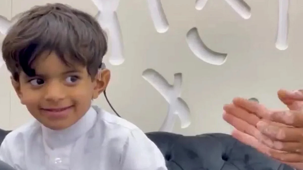 آخرها إعادة سمع "وجدي".. هنا قصص لمعجزات طبية غيّرت حياة أطفال في المملكة