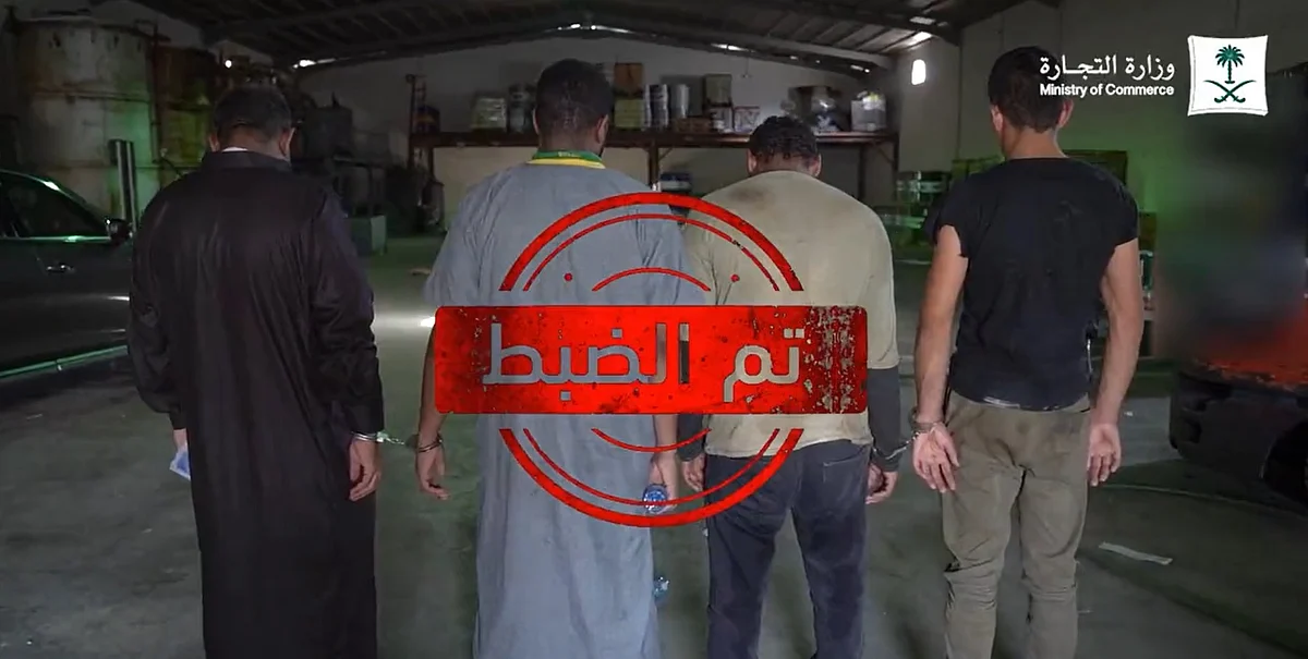 بالفيديو.. "التجارة" تداهم مستودعًا لغش زيوت السيارات وإعادة بيعها