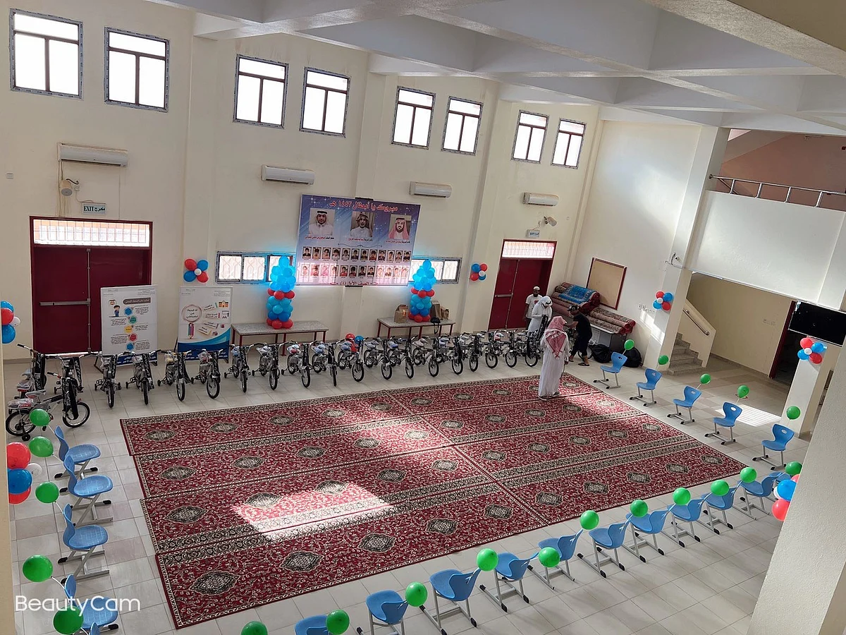 في نهاية العام الدراسي برفحاء.. مدير ومعلم يهديان طلاب أولى ابتدائي 24 دراجة هوائية