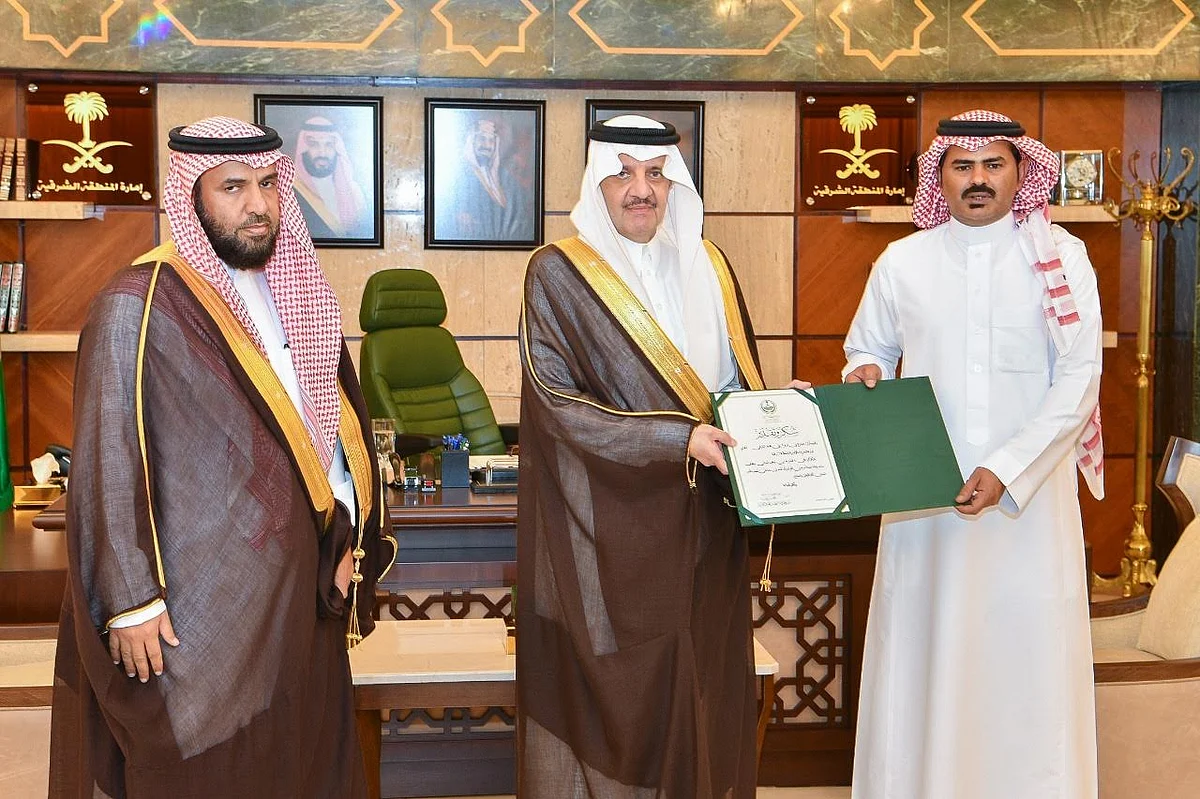 أمير الشرقية يُكرِّم الرقيب البارقي لإنقاذه أسرة من الغرق بشاطئ نصف القمر