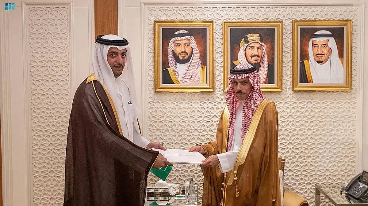 خادم الحرمين يتلقى رسالة خطية من أمير قطر