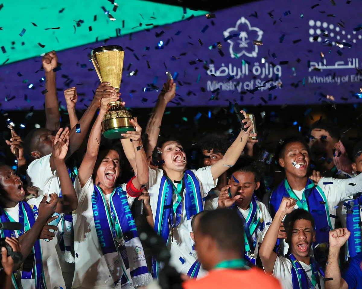 وزير التعليم ونائب وزير الرياضة توَّجا أبطال نخبة المملكة لدوري المدارس