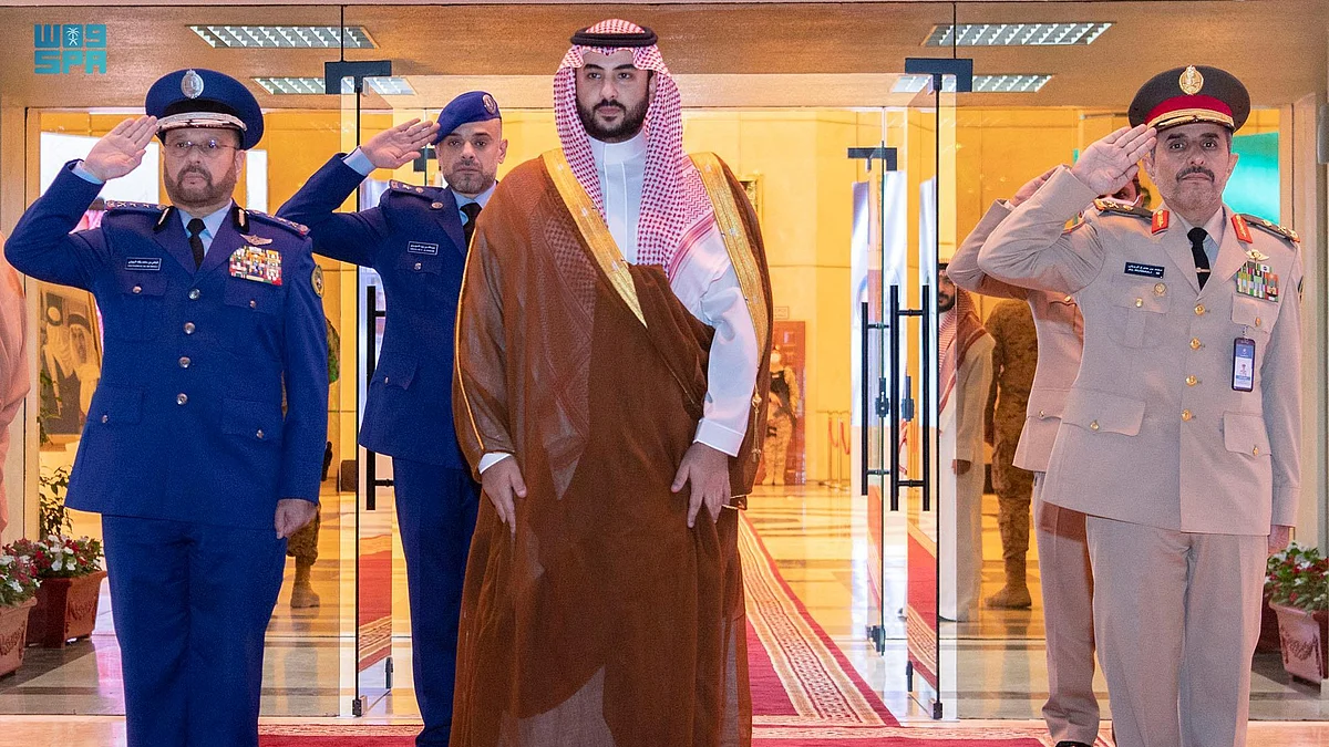نيابة عن ولي العهد.. "خالد بن سلمان" يرعى حفل تخريج طلبة كلية القيادة والأركان للقوات المسلحة