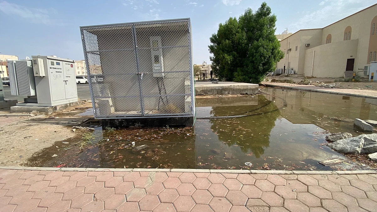 شاهد.. تسرب مياه بمخطط الشرائع بالقرب من محطة كهرباء يثير المخاوف