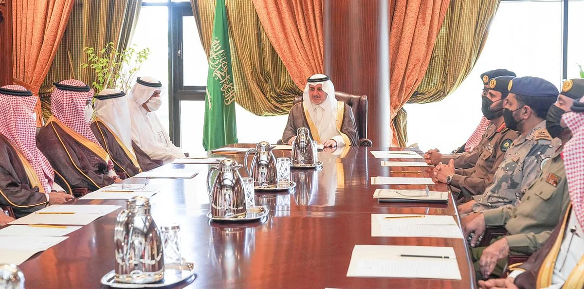 أمير تبوك يترأس اجتماع لجنة الحج بالمنطقة بحضور مديري الإدارات