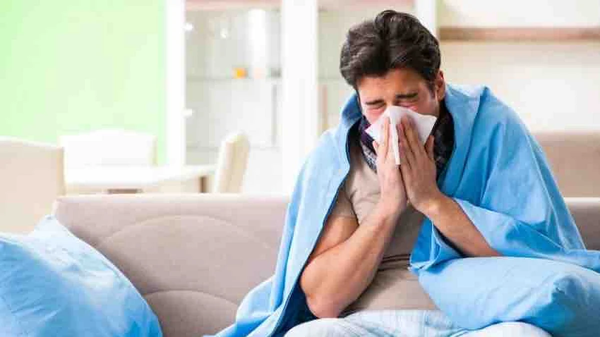 استشاري أمراض معدية يوضح سبب شدة "أعراض الأنفلونزا" عن المعتاد