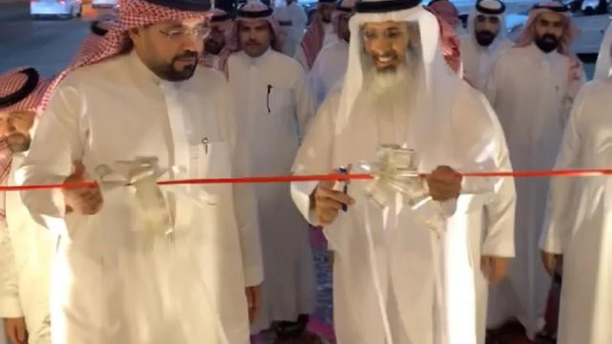 محافظ بيشة يفتتح جسر المشاة على طريق أبها وفق معايير المشهد الحضري