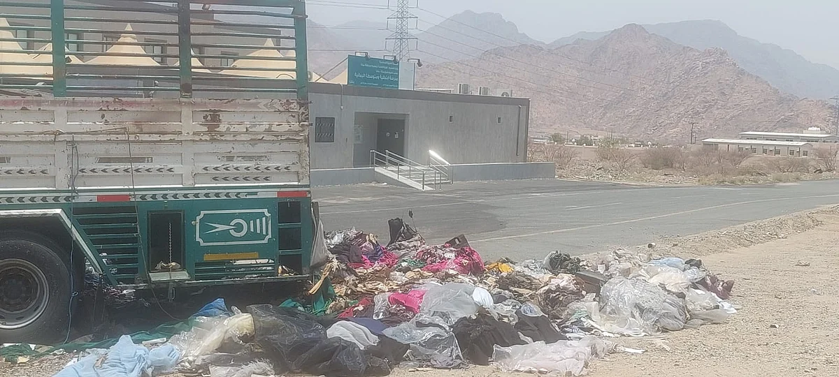 شاهد.. شاحنة محترقة أمام مجمع مدارس بمكة ومناشدةٌ لإزالتها