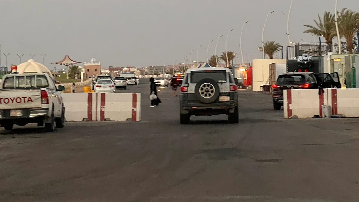 "ممشى دومة الجندل" مصيدة للموت.. طريق يشقه نصفين يتربص بقاطعيه ويتسبب بمصرع مواطن