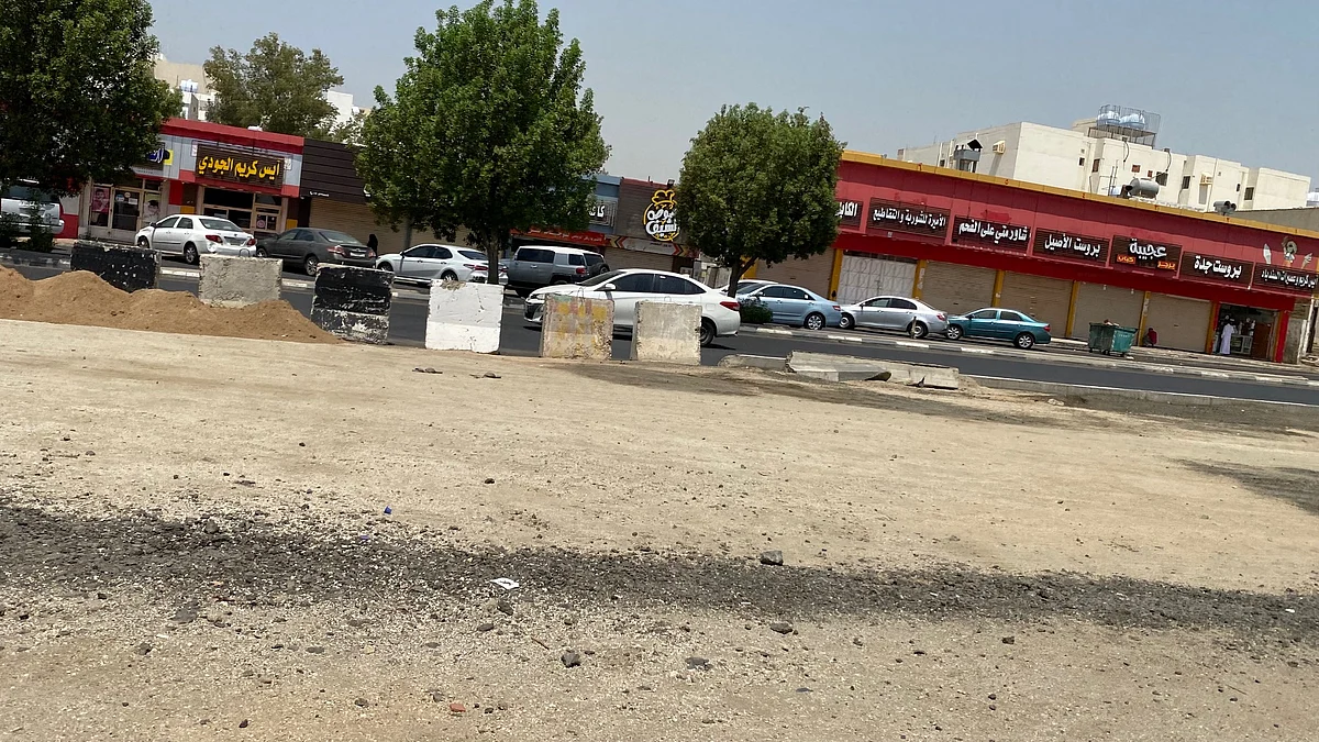 تجاوباً مع "سبق".. إغلاق فتحات الجزيرة الوسطية بشارع 64 بـ"شرائع مكة"