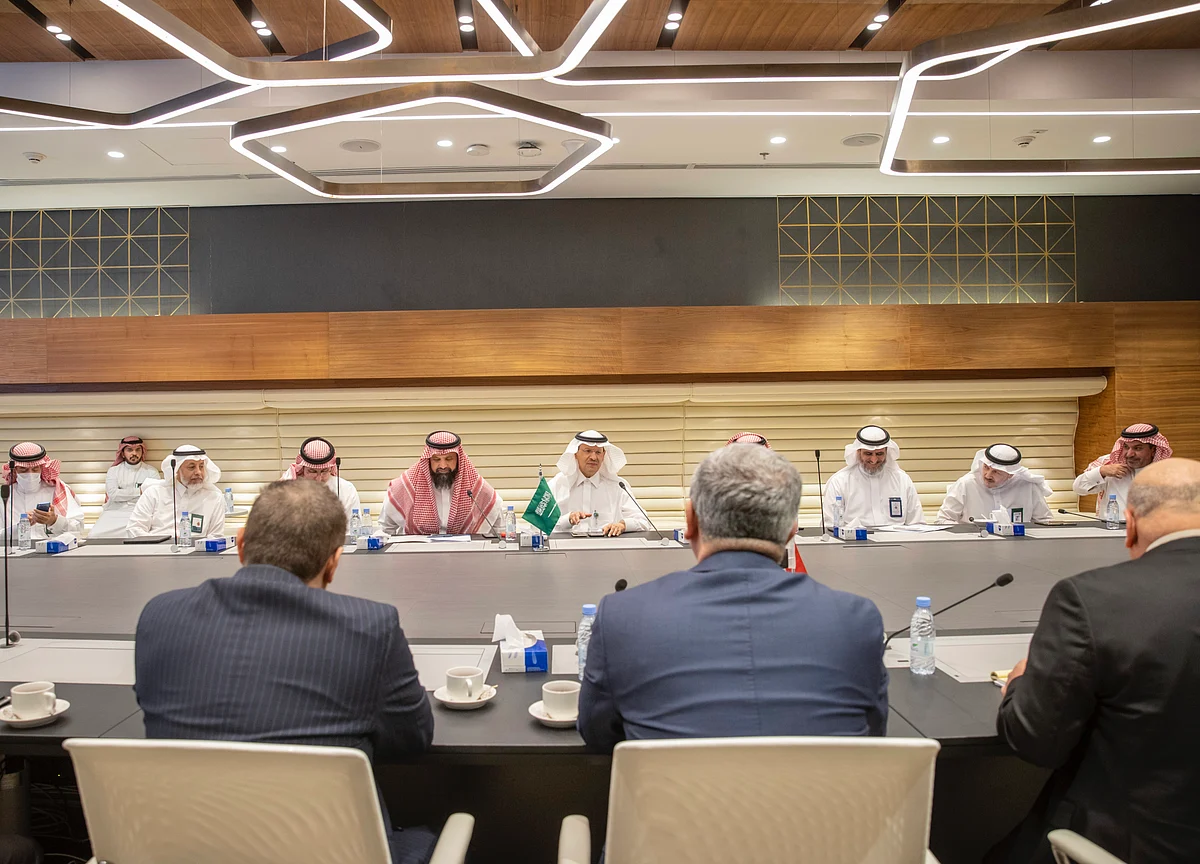 "عبدالعزيز بن سلمان" يبحث موضوعات الطاقة والربط الكهربائي مع وزير النفط العراقي