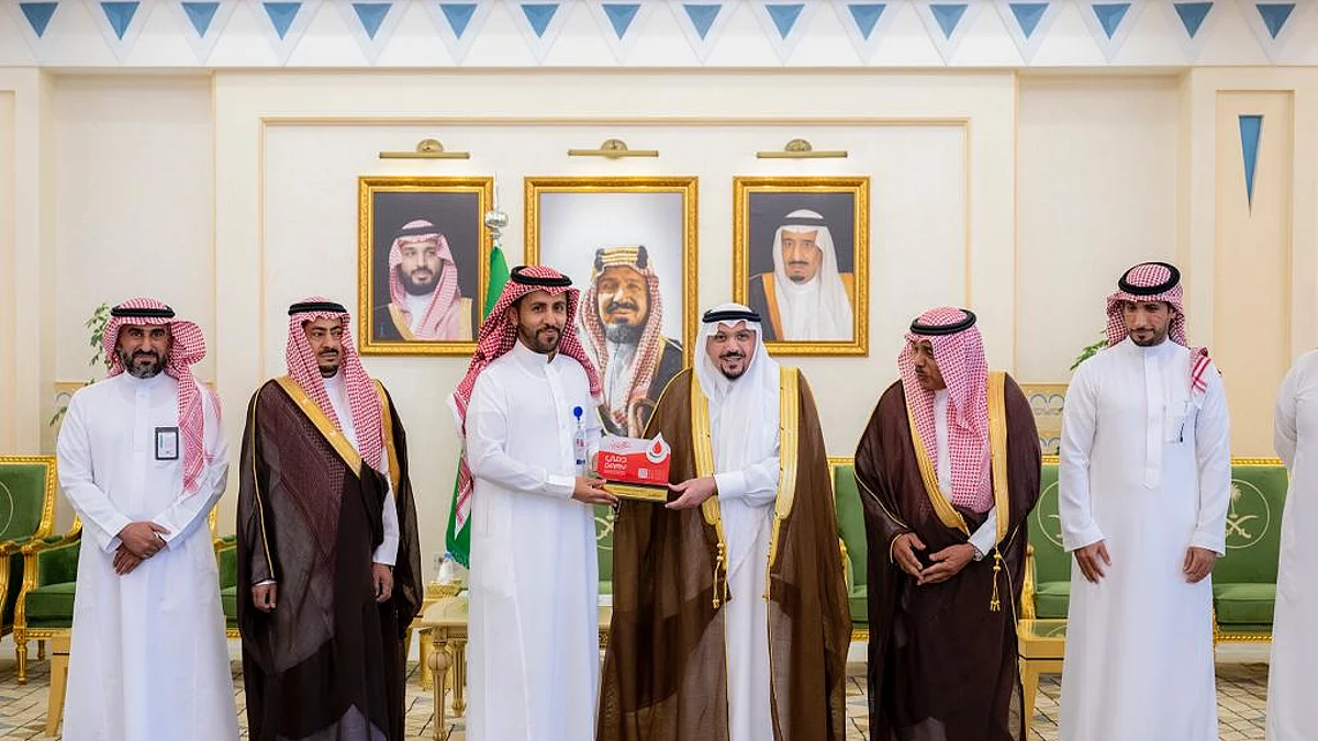 أمير القصيم يكرم شركة العثيم لاستضافتها حملة التبرع بالدم