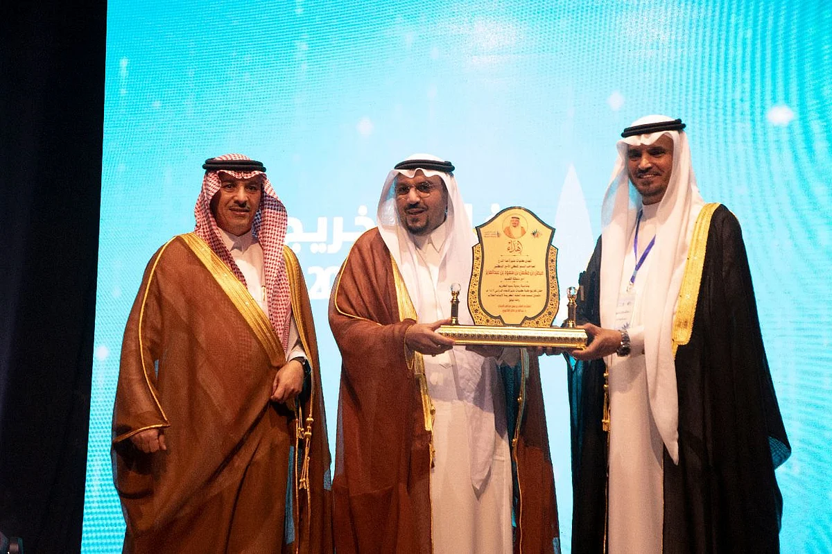 "أمير القصيم" يرعى حفل تخريج 550 من طلاب كليات عنيزة