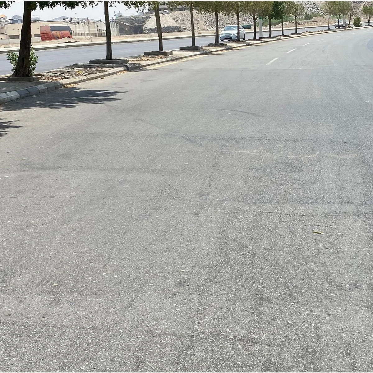 أمتار قليلة تفصل بينها.. 3 أخطار تتربص بمرتادي طريق المجازر بخضراء مكة