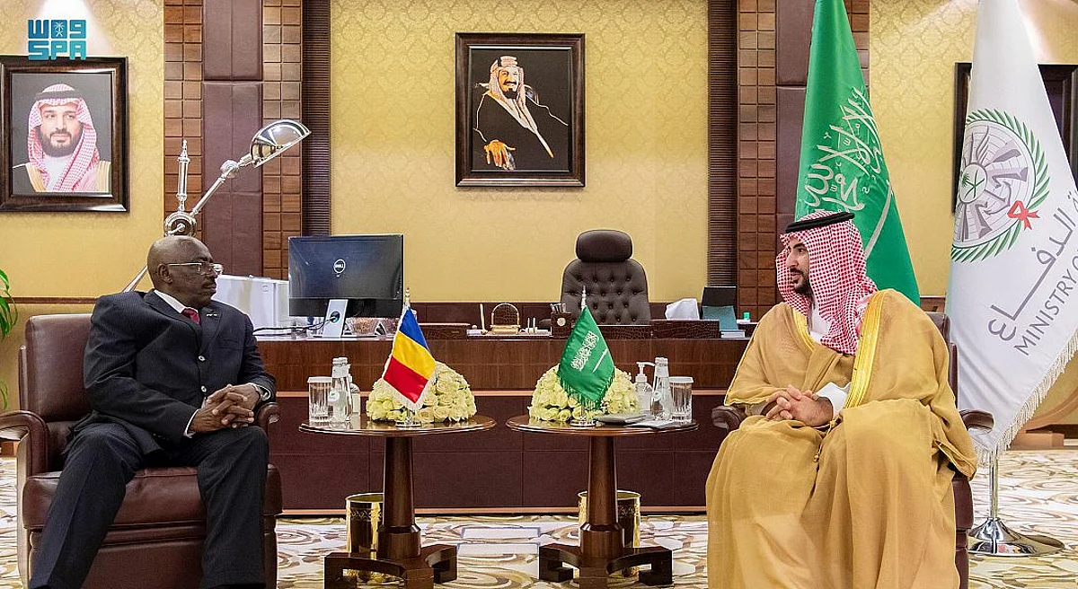 "خالد بن سلمان" يلتقي وزير الدفاع التشادي ويبحثان التعاون المشترك