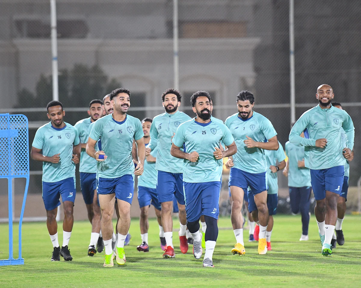 "الفتح" يواصل تدريباته.. و"دونيس" يجهز البدلاء لمواجهة "الهلال"