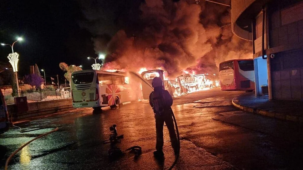 حريق ضخم بمحطة حافلات مركزية بإسرائيل واشتعال 18 حافلة